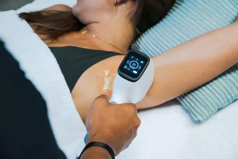 Épilation laser de l’aisselle avec la pièce à main LASERSKIN