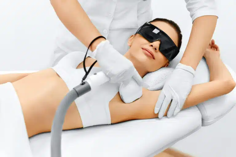 Épilation laser de l’aisselle, cliente portant des lunettes de protection