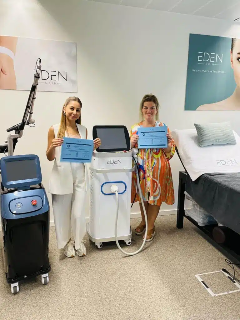 Deux participantes avec leur certificat devant les appareils Eden Skin