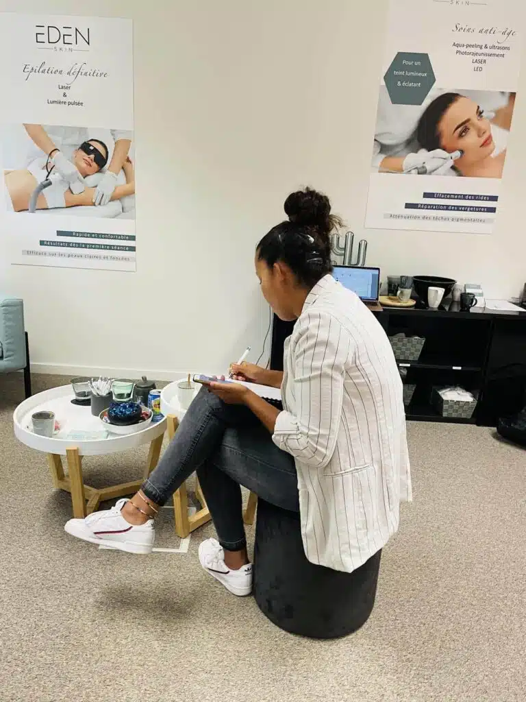 Participante prenant des notes pendant une formation Eden Skin