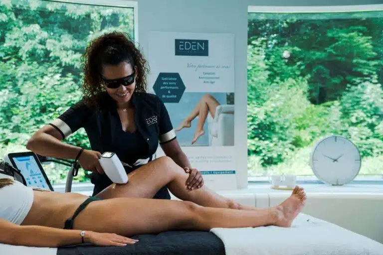 Séance d’épilation des jambes au LASERSKIN dans le show-room Eden Skin